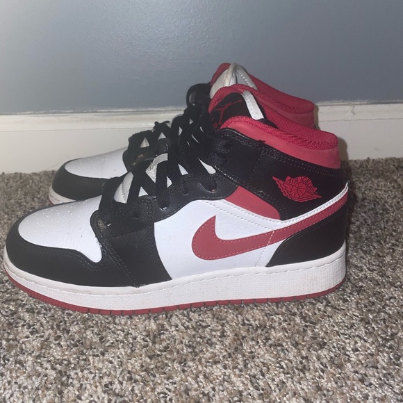 Air Jordan 1 Mid GS ‘Black Fire Red’ - Picture 2 of 5